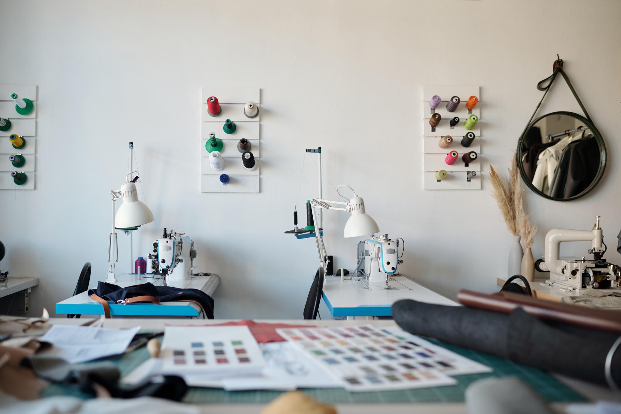 Atelier de broderie cu mașini și mese de lucru